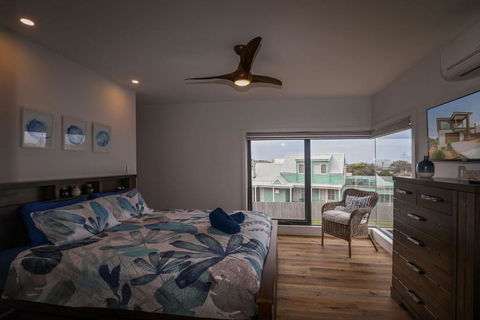 Coffs At Surf Beach Phillip Island - Cruises Travel 4