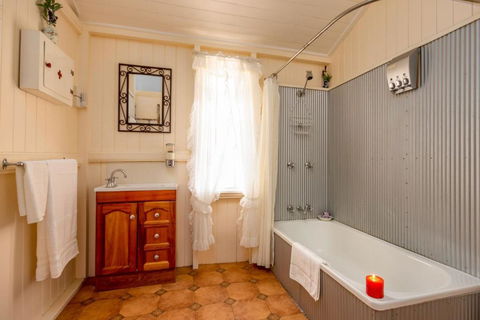 Dillons Cottage - Travel Search 2