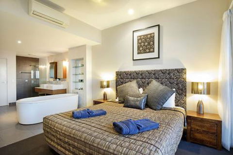 Oscars View Airlie Beach - Tourism Guide 3