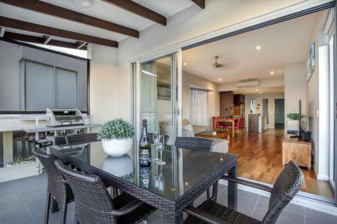 Oscars View Airlie Beach - Tourism Guide 2