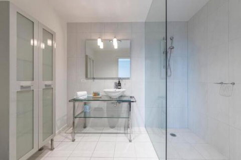Canvas Suites On La Trobe - Tourism Guide 6