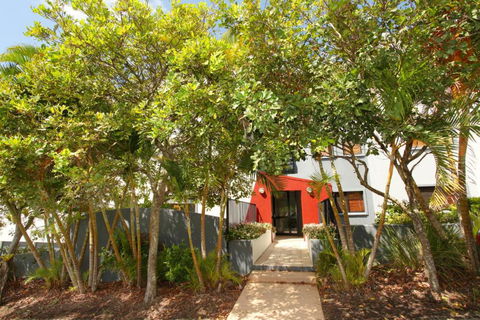 Unit 4 Beaumont Sur Mer 13 15 Pacific Terrace Coolum Beach 400 BOND LINEN SUPPLIED - Travel Search 3
