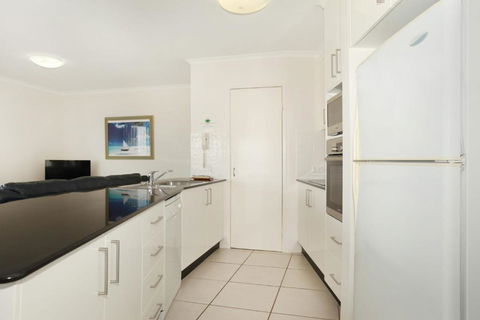 Unit 4 Beaumont Sur Mer 13 15 Pacific Terrace Coolum Beach 400 BOND LINEN SUPPLIED - Travel Search 6