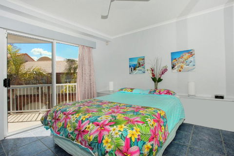 Unit 4 Coolum Sands Apartments 34 First Avenue Coolum Beach 400 BOND LINEN SUPPLIED - Travel Search 1