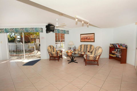 Unit 4 Coolum Sands Apartments 34 First Avenue Coolum Beach 400 BOND LINEN SUPPLIED - Travel Search 4