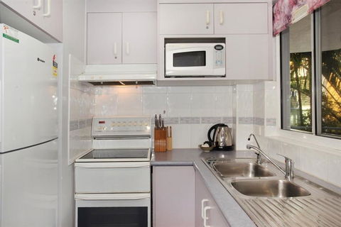 Unit 4 Coolum Sands Apartments 34 First Avenue Coolum Beach 400 BOND LINEN SUPPLIED - Travel Search 5