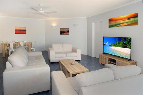 Unit 4 Coolum Sands Apartments 34 First Avenue Coolum Beach 400 BOND LINEN SUPPLIED - Travel Search 2