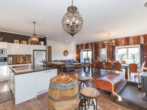 Oak & Barrel / 7 Twynam Street - Travel Agents 4