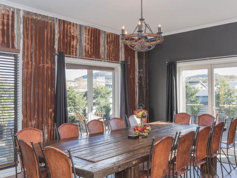 Oak & Barrel / 7 Twynam Street - Travel Agents 5