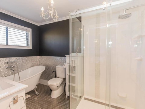 Oak & Barrel / 7 Twynam Street - Travel Agents 3