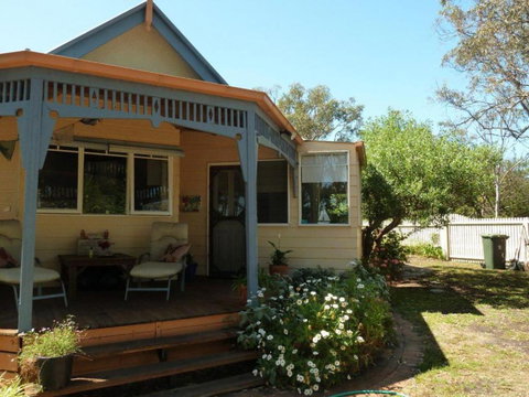 Lilys By The Lake Raymond Island Accommodation - Travel Agents 1