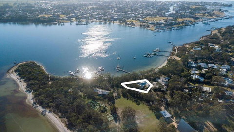 Lilys By The Lake Raymond Island Accommodation - Travel Agents 5