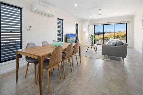 DAYDREAMING Airlie Beach Water Views & Only 200m To Boardwalk. - Tourism Guide 5