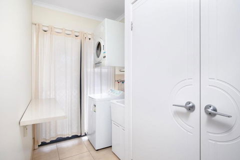 18 Naiad Court Rainbow Shores Modern Beach House Walk To Beach - Travel Search 6