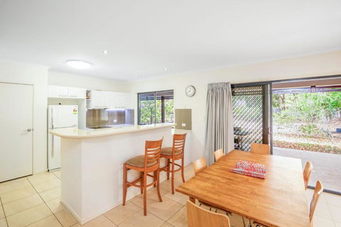 18 Naiad Court Rainbow Shores Modern Beach House Walk To Beach - Travel Search 4