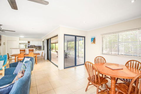 18 Naiad Court Rainbow Shores Modern Beach House Walk To Beach - Travel Search 1