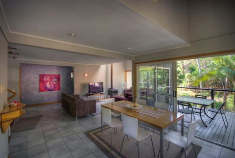 6 Satinwood Drive Rainbow Shores Stylish Beach House Free WiFi - Travel Search 1