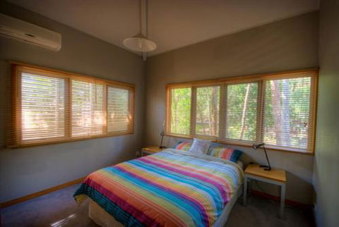 6 Satinwood Drive Rainbow Shores Stylish Beach House Free WiFi - Travel Search 0