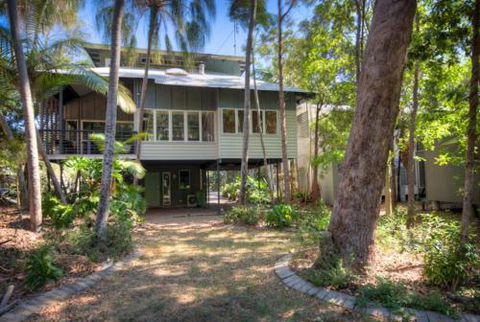 6 Satinwood Drive Rainbow Shores Stylish Beach House Free WiFi - Travel Search 2
