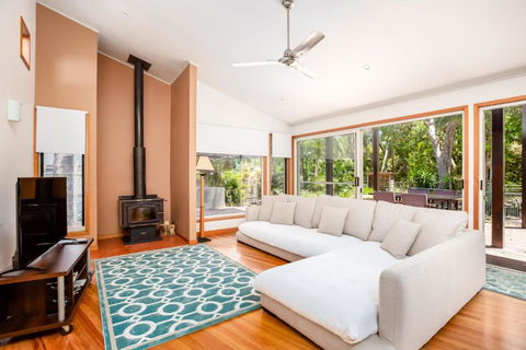 8 Satinwood Drive Rainbow Shores Architecturally Designed Pool Walk To Beach - Travel Search 4