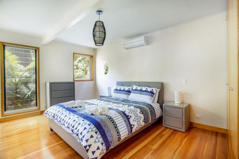 8 Satinwood Drive Rainbow Shores Architecturally Designed Pool Walk To Beach - Travel Search 2
