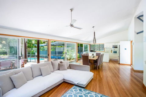 8 Satinwood Drive Rainbow Shores Architecturally Designed Pool Walk To Beach - Travel Search 1
