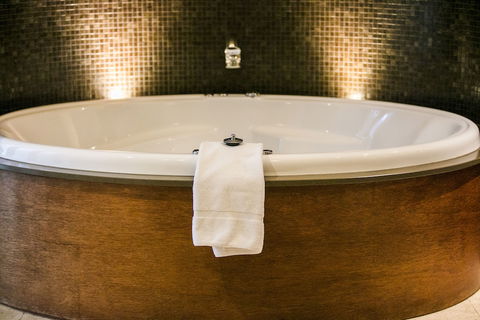 Hepburn Spa Pavilions - Cruises Travel 5