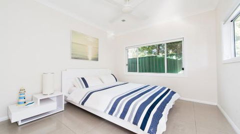 No. 1 Fingal Bay Beach House The Little Abode - Cruises Travel 1
