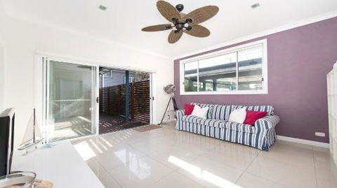 No. 1 Fingal Bay Beach House The Little Abode - Cruises Travel 2