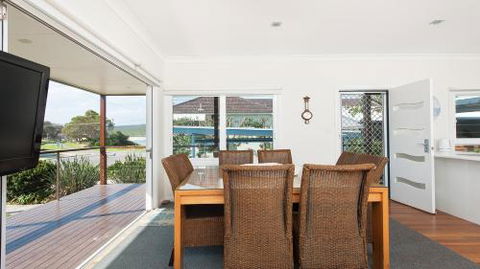 No. 1 Fingal Bay Beach House The Little Abode - Cruises Travel 6