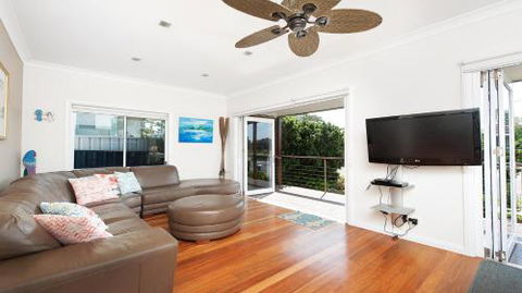 No. 1 Fingal Bay Beach House The Little Abode - Cruises Travel 3