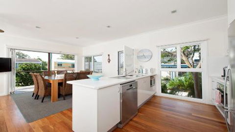No. 1 Fingal Bay Beach House The Little Abode - Cruises Travel 5