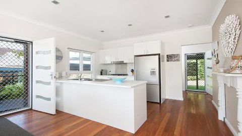 No. 1 Fingal Bay Beach House The Little Abode - Cruises Travel 4
