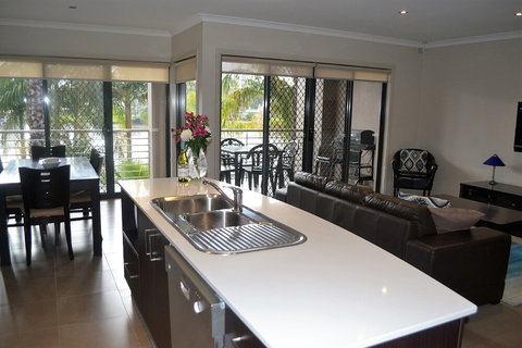 Cypress Waterview Spa Apartment 37B - Travel Agents 3