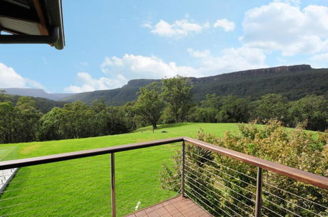 Bottlebrush Lodge Great Views & A Pool! - Travel Search 1