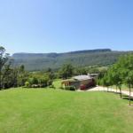 Bottlebrush Lodge Great Views & A Pool! - Travel Search 0