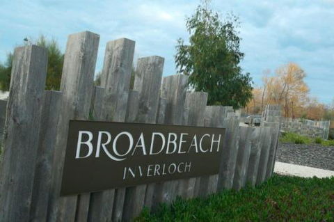ONE LEVEL At BROADBEACH RESORT - Travel Agents 0