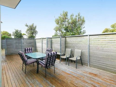 ONE LEVEL At BROADBEACH RESORT - Travel Agents 1