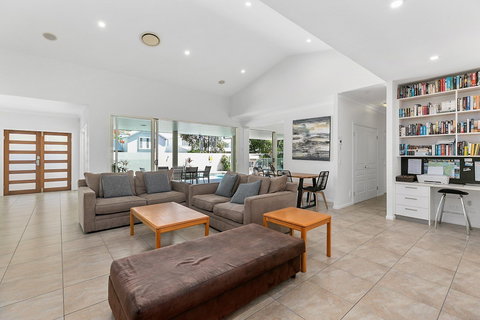 Perfect Family Holiday Home On Noosa Sound 3 Key Court - Travel Agents 5