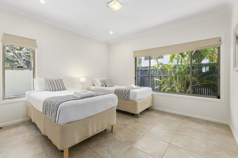 Perfect Family Holiday Home On Noosa Sound 3 Key Court - Travel Agents 2