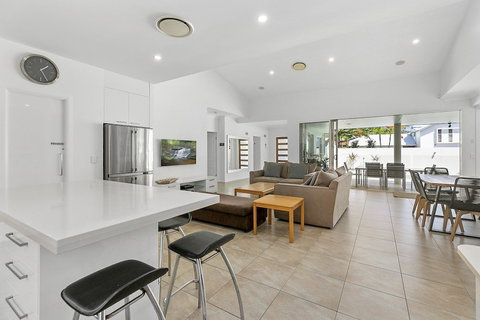 Perfect Family Holiday Home On Noosa Sound 3 Key Court - Travel Agents 3
