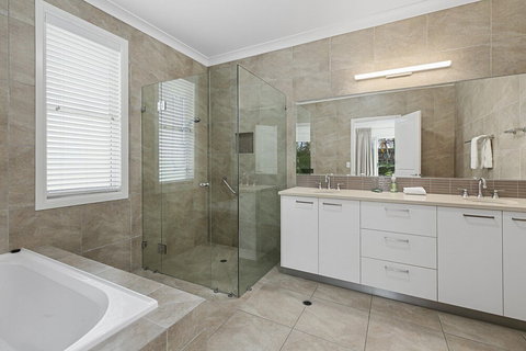 Perfect Family Holiday Home On Noosa Sound 3 Key Court - Travel Agents 4