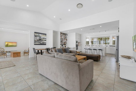 Perfect Family Holiday Home On Noosa Sound 3 Key Court - Travel Agents 6