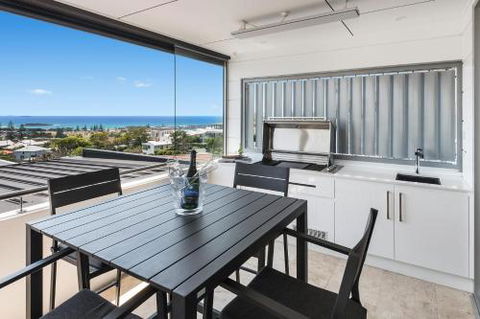 Sea La Vie #2 Luxury Apartment In Coffs Harbour Jetty With Pool Views & Walking Distance To The Beach! - Cruises Travel 2