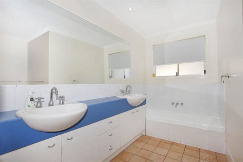 10 Barra Crescent Coolum Beach 500 BOND WIFI Walking Distance To Beach - Travel Search 2