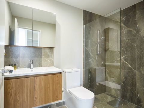 Luxurious 2bed 2bath APT With Parking@southport - Travel Search 2