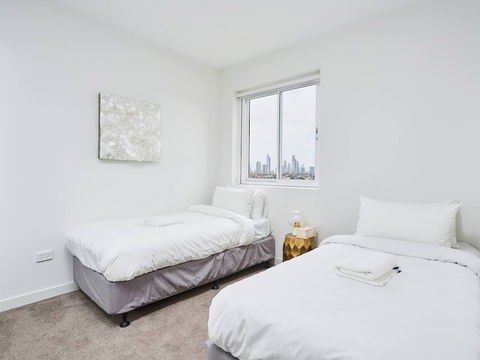 Luxurious 2bed 2bath APT With Parking@southport - Travel Search 5