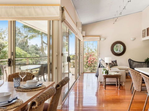 The Stanwell Beach Glass House Beach & Pool - Travel Agents 6