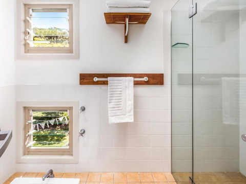 The Stanwell Beach Glass House Beach & Pool - Travel Agents 5