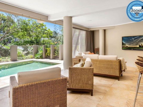 The Stanwell Beach Glass House Beach & Pool - Travel Agents 4